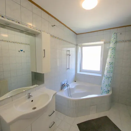 In Gruener Umgebung Daire *