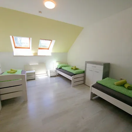 In Gruener Umgebung Daire *